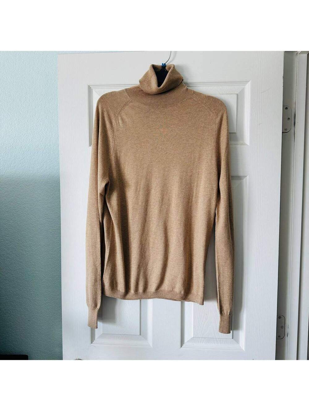 Club Monaco Women L wool Camel Beige Lightweight Fine Knit Turtleneck Sweater